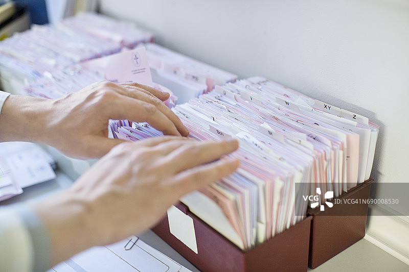 男医生正在查阅报告图片素材