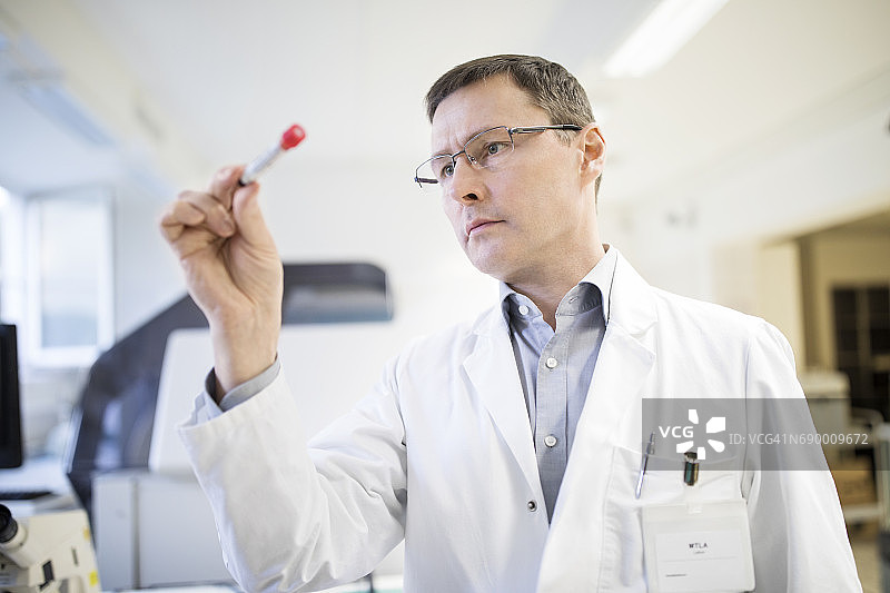 年长的男性医生在医院分析试管图片素材