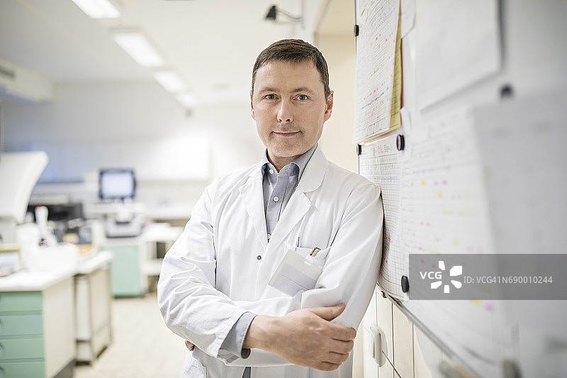 成熟男科学家交叉双臂站立图片素材