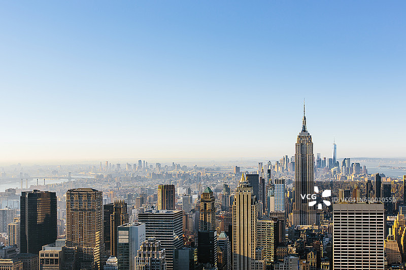 清澈蓝天下纽约市的城市景观图片素材