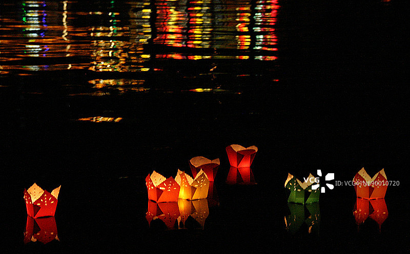 漂浮的蜡烛图片素材