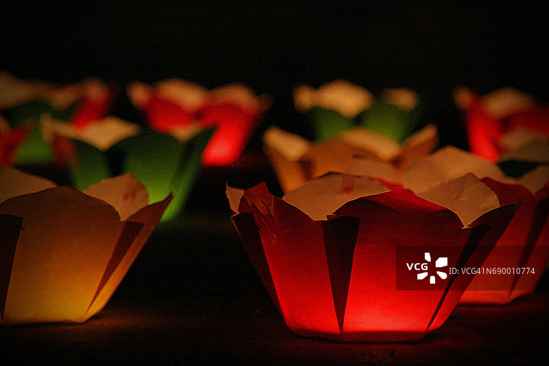 漂浮的蜡烛图片素材