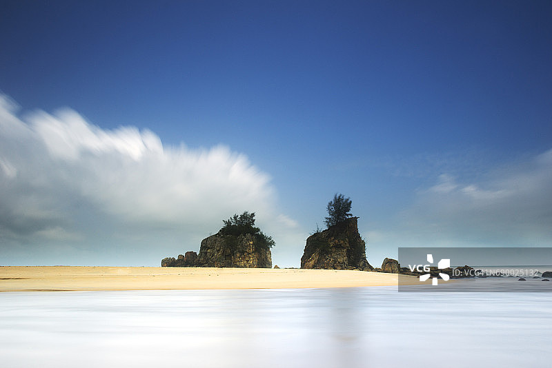 阳光明媚的白色沙滩上的长曝光照片图片素材