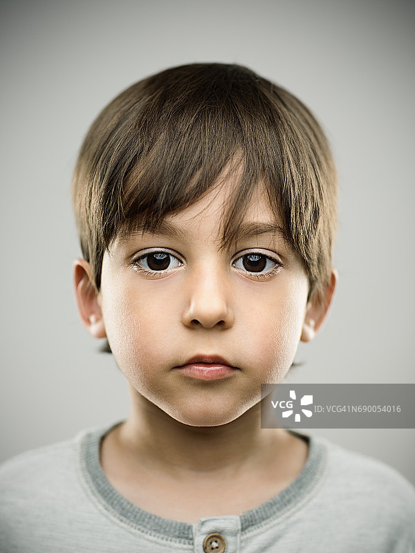 看着镜头的可爱小孩图片素材