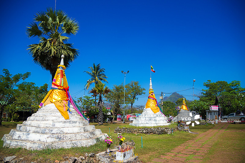 泰国甘察那汶里府的三座宝塔图片素材