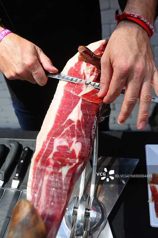 在巴黎大皇宫切割西班牙火腿图片素材