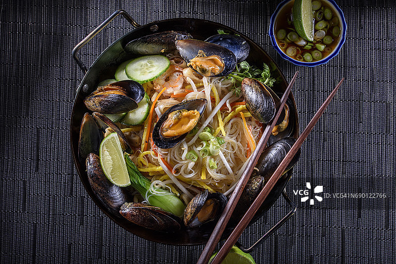 美味亚洲风味面条配豆芽、贻贝和蔬菜图片素材