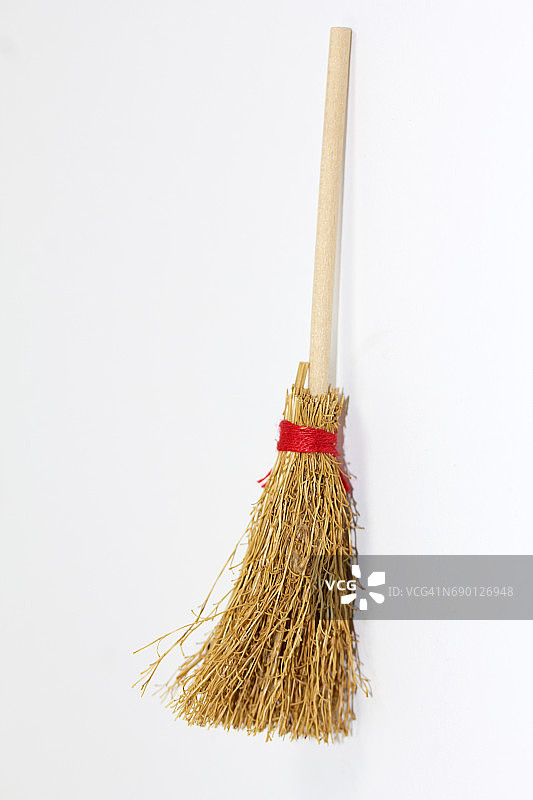 靠墙放置的扫帚图片素材