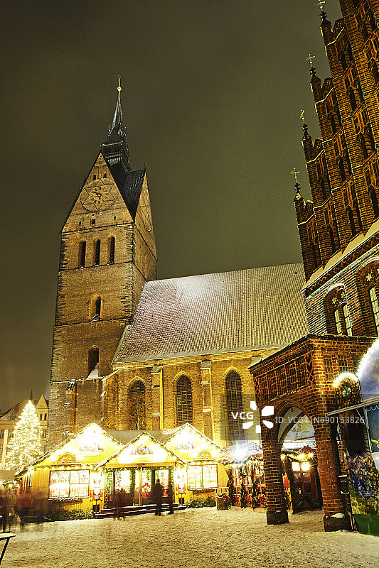 圣诞市场夜间照明下的马克特教堂外墙图片素材