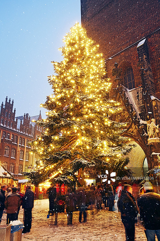 夜晚照明下的市场教堂圣诞树图片素材