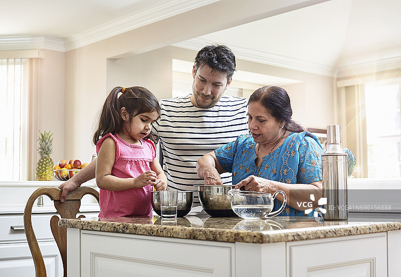 印度裔美国家庭烹饪图片素材