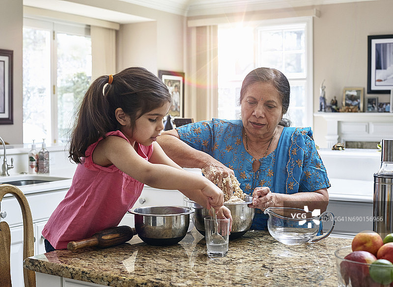 印度裔美国家庭烹饪图片素材