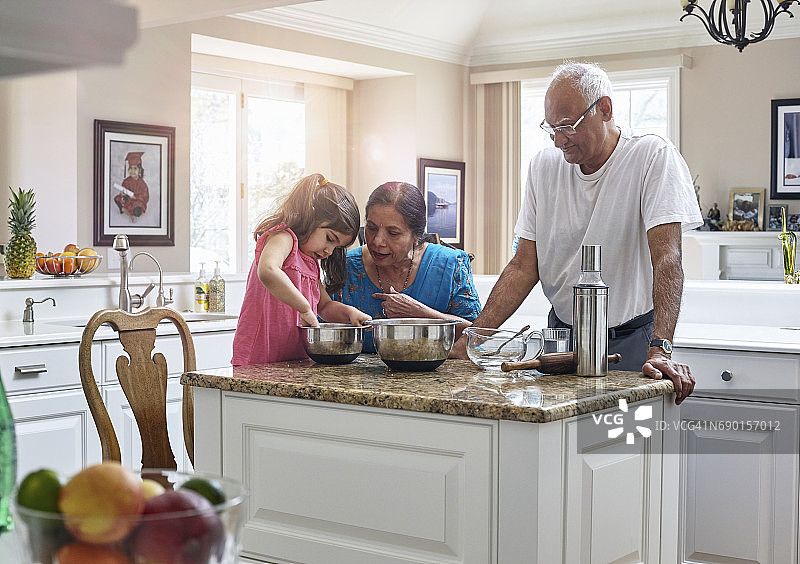 印度裔美国家庭一起烹饪图片素材