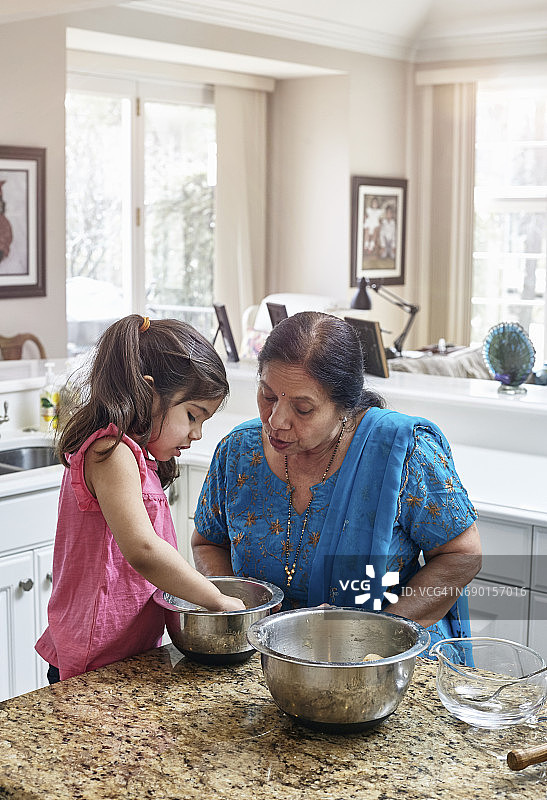 印度裔美国家庭烹饪图片素材