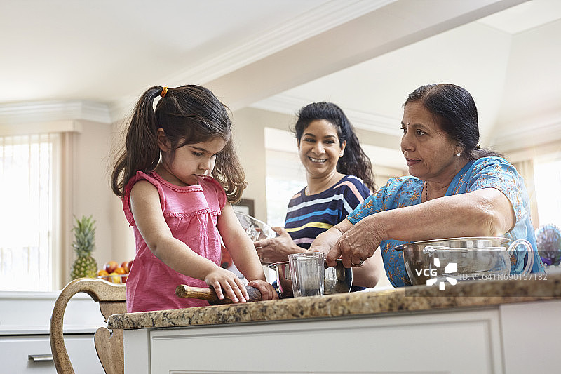 印度裔美国家庭烹饪图片素材