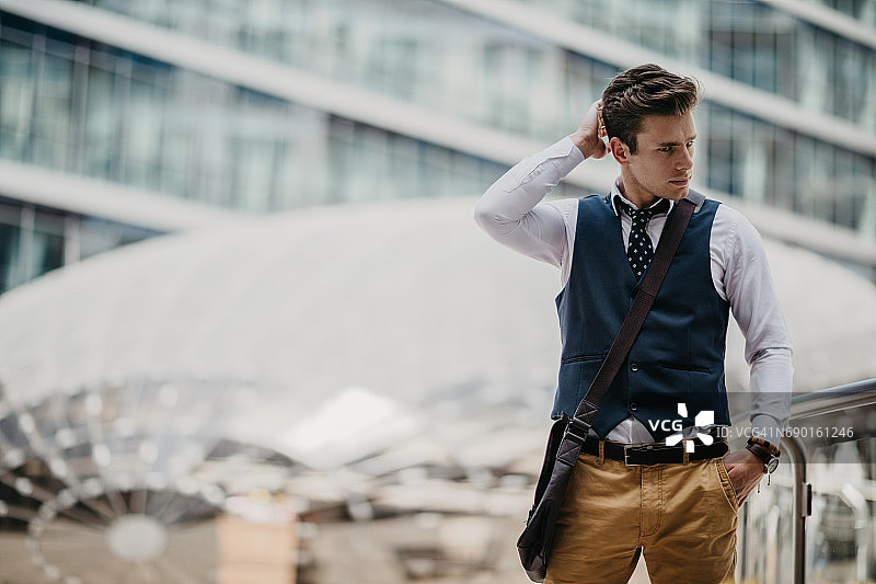 抓后脑勺的年轻时尚千禧一代图片素材