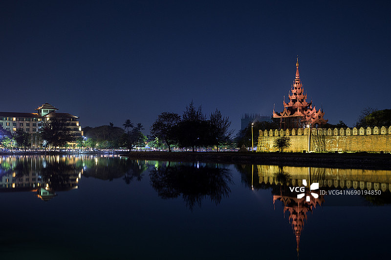 城市和曼德勒皇宫的灯光墙在黄昏时分图片素材