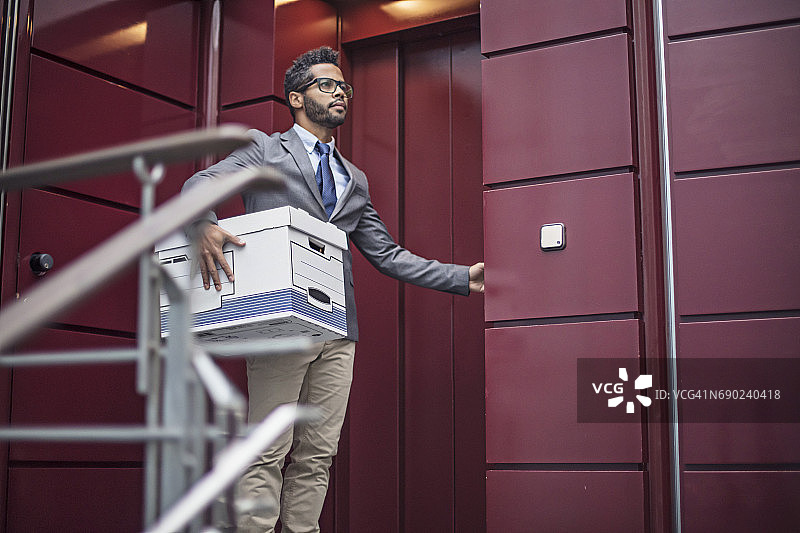 办公室电梯旁的商务人士图片素材