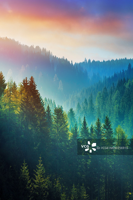 意大利南蒂罗尔多洛米蒂山脉的日出图片素材