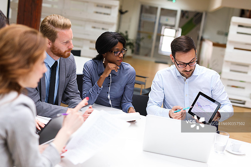 商务人士与金融分析师分析财务图表图片素材