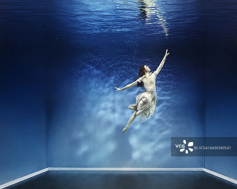 水下舞蹈女人图片素材