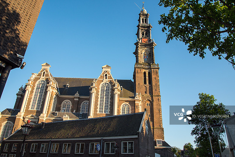 西教堂，位于荷兰阿姆斯特丹王子运河上图片素材