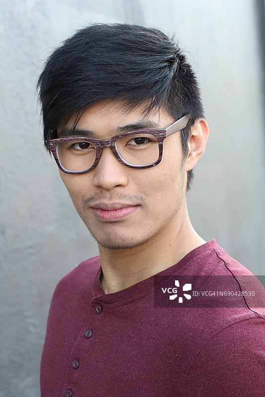 戴眼镜的英俊男人肖像图片素材