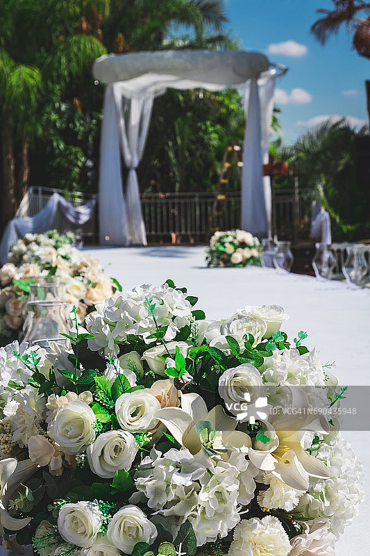 犹太传统婚礼准备期间的婚礼花束，背景是婚礼帐篷图片素材