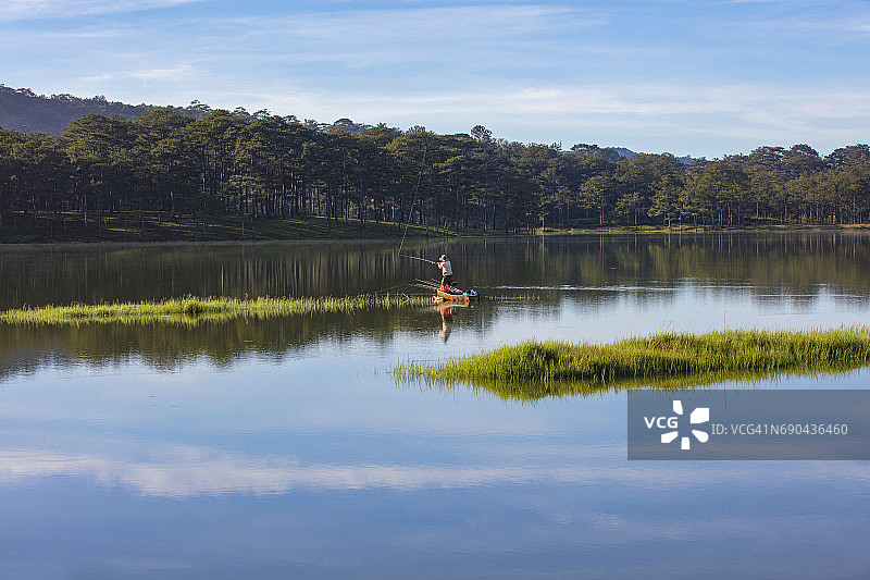 清晨湖边的鱼人图片素材