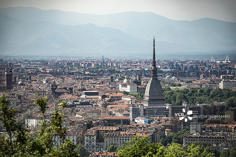 从远处拍摄的安托内利尖塔和周围建筑图片素材