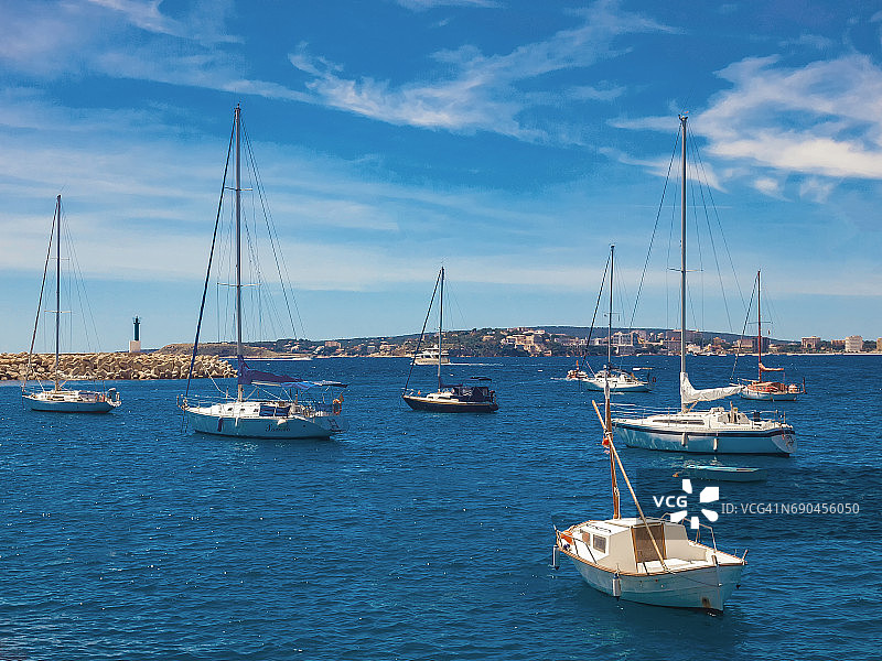 西班牙马略卡岛港口船只图片素材