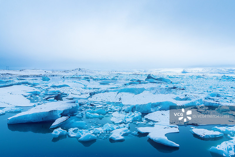 冰岛Jökulsárlón冰川湖中破裂的蓝色冰山的高角度视图图片素材