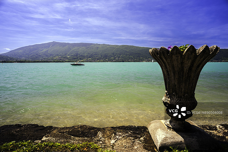 阿讷西湖：芒通-圣伯纳村附近的湖岸图片素材