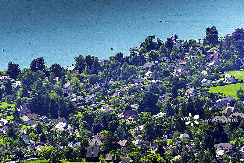 安纳西湖高角度景观及塔卢瓦尔村图片素材