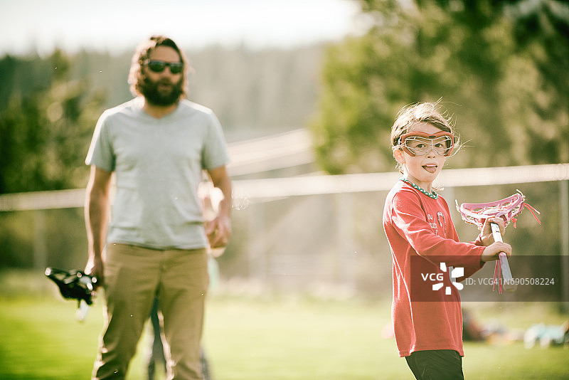 爸爸教女儿们做运动图片素材