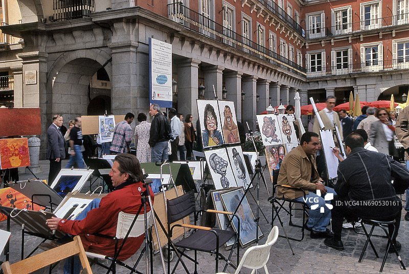 在西班牙马德里马约尔广场销售艺术品图片素材