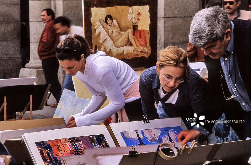 在西班牙马德里马约尔广场销售艺术品图片素材