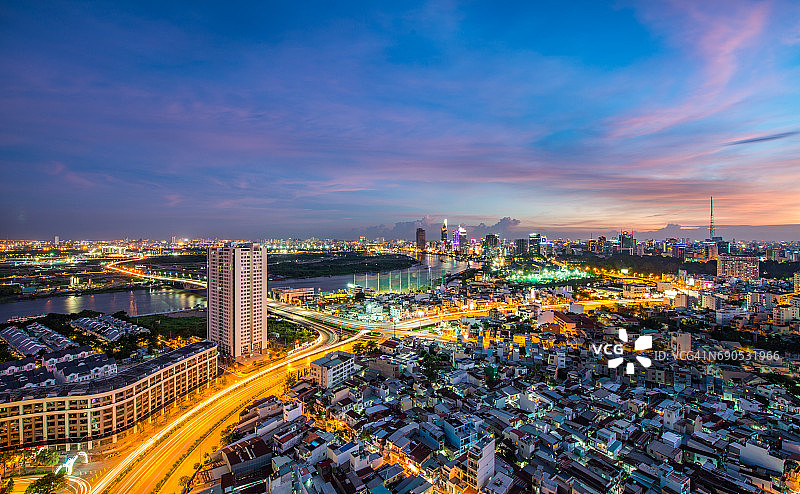 西贡天际线的壮丽日落，商业区鸟瞰图图片素材