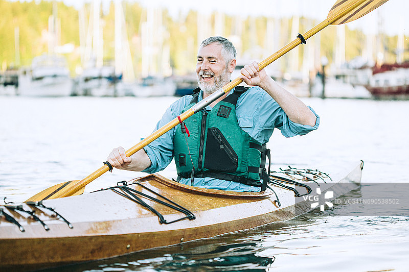 中年男人享受皮划艇的乐趣图片素材