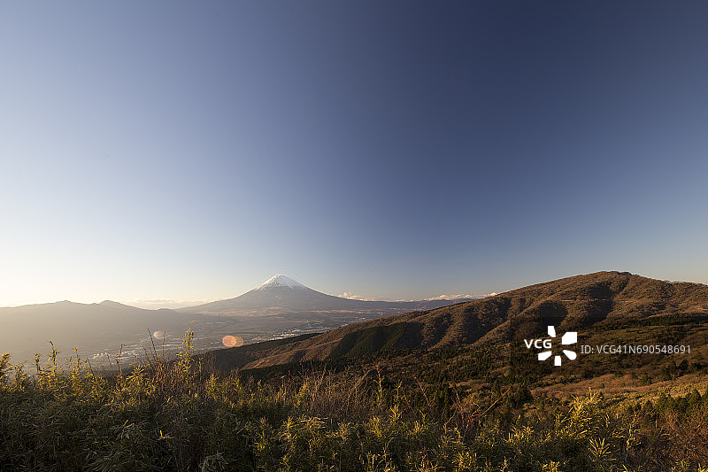 从箱根山丘眺望富士山，日本图片素材