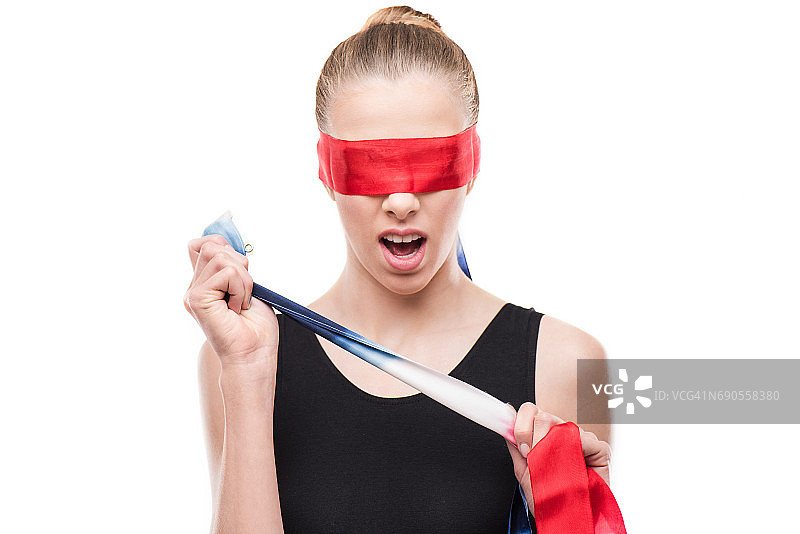 震惊的体操运动员穿着紧身衣，眼睛被红色丝带遮住，孤立在白色背景上图片素材