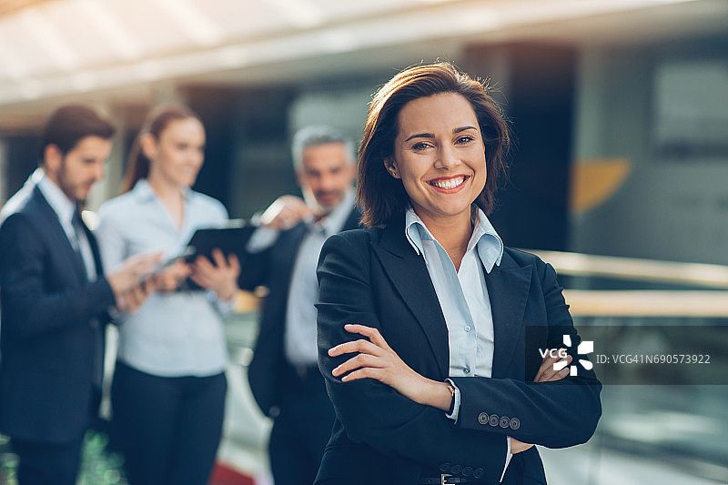 快乐的女商业团队领导图片素材
