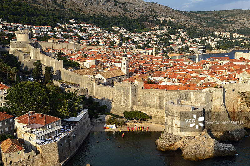 从洛夫里耶纳克堡垒眺望城市墙和杜布罗夫尼克老城全景图片素材