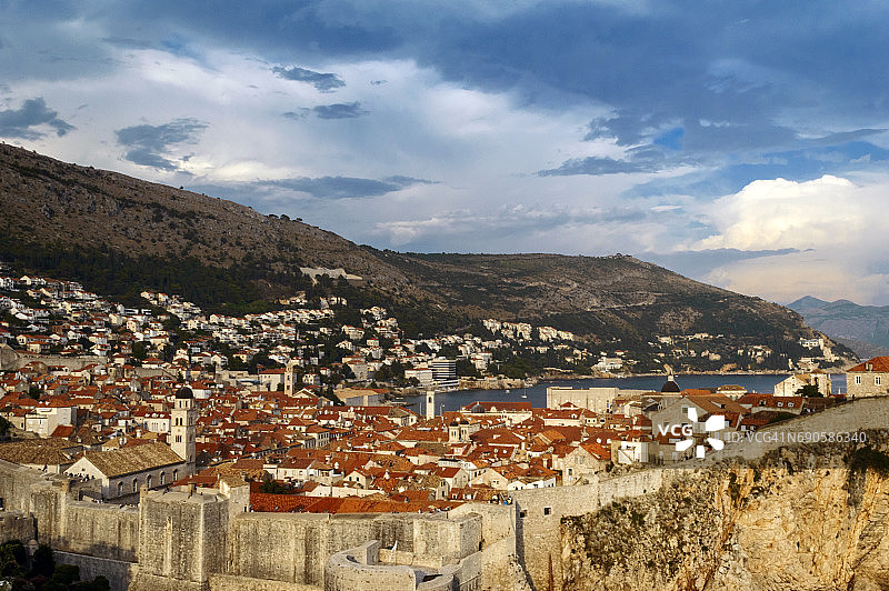 从洛夫里耶纳克堡垒眺望城市墙和杜布罗夫尼克老城全景图片素材