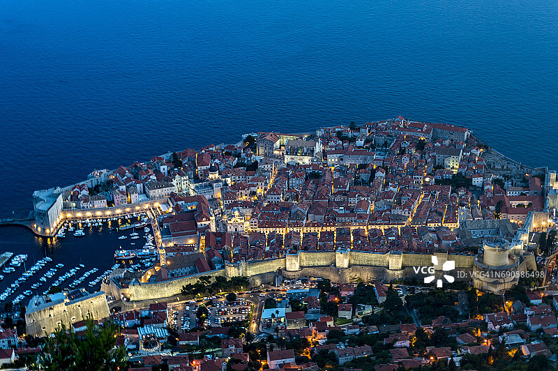 从斯尔德山俯瞰杜布罗夫尼克老城和城市墙全景图片素材