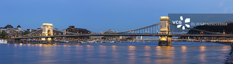 夜间布达佩斯链桥、伊丽莎白桥、自由桥和盖勒特山景色图片素材