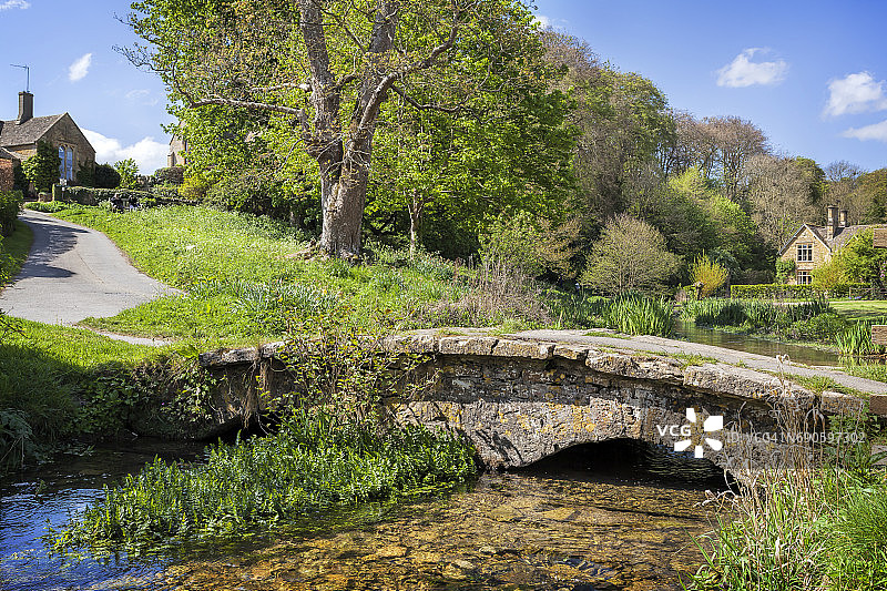 英国科茨沃尔德上斯劳特的古老石桥图片素材
