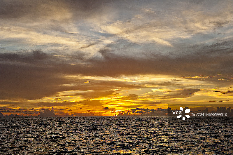 拉贾安帕群岛米苏尔日落图片素材