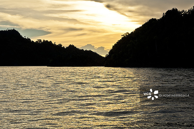 拉贾安帕群岛米苏尔日落图片素材