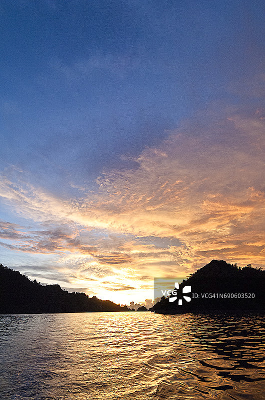 拉贾安帕群岛米苏尔日落图片素材